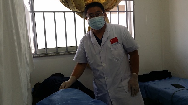 Umwe muri abo baganga asuzuma umurwayi