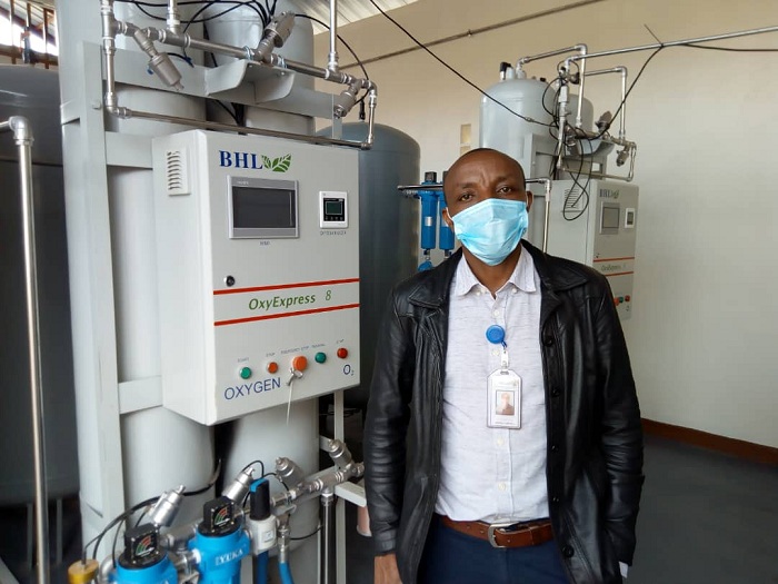 Dr. Muvunyi avuga ko bakoreshaga miliyoni eshatu buri kwezi zo kugura umwuka