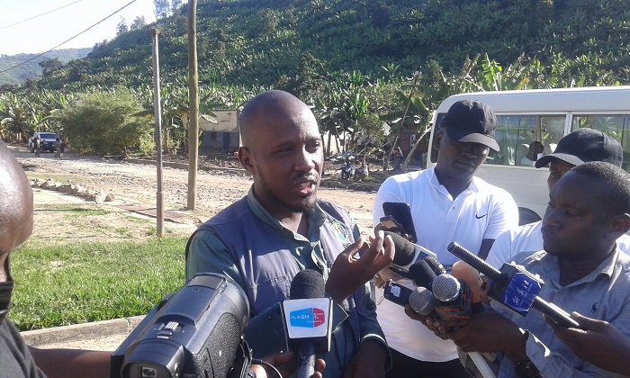 Dr Bizimana asobanurira abanyamakuru ibijyanye na Sebeya na Mukungwa