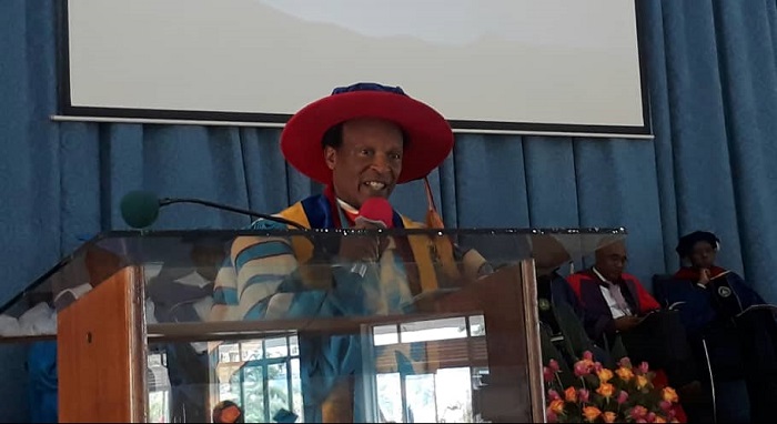 Dr. Blasious Ruguri aganiriza abari abanyeshuri bahawe impamyabushobozi