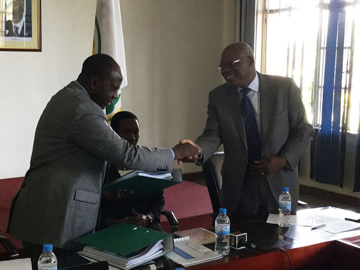 Dr Iyamuremye na Dr Habumuremyi bahererekanya ububasha ku buyobozi bwa CHENO.