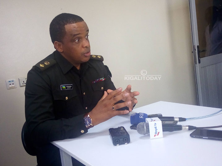 Dr Lt Col Ntaganda Fabien ukuriye laboratwari y'ibitaro bya Kanombe.