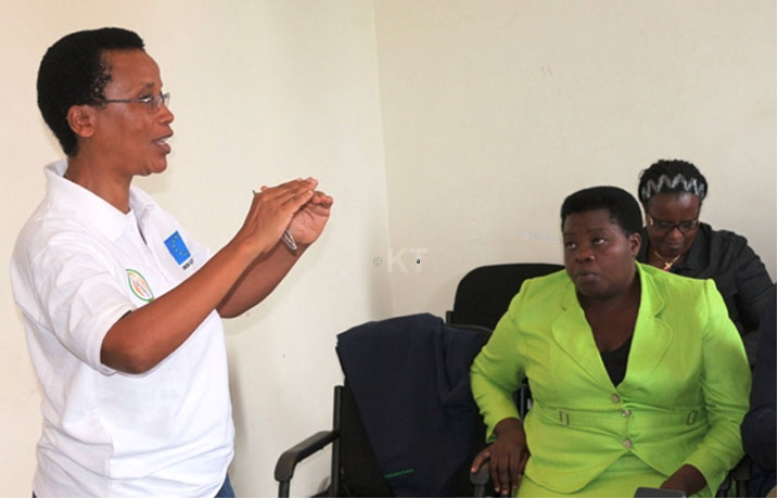 Dr Mukankomeje asobanurira abayobozi b