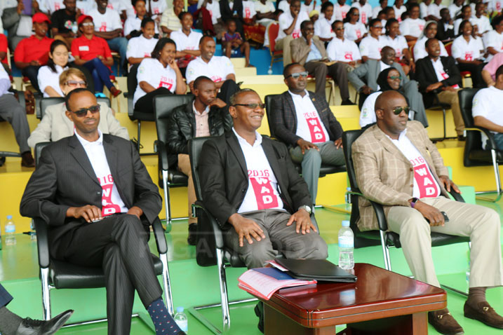 Dr Patrick Ndimubanzi (imbere-hagati) ku munsi wo kurwanya SIDA