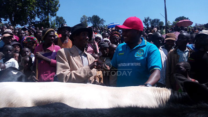 Dr Augustin Sendegeya ashyikiriza inka umwe mu barokotse Jenoside 