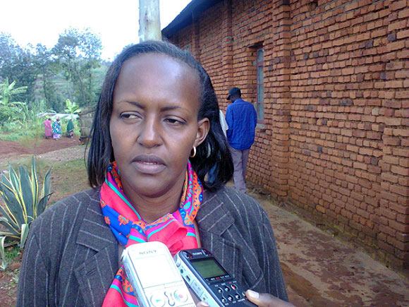 Dr. Kanyandekwe Christine ushinzwe ubworozi muri RAB arasaba abahawe inka kuzibyaza umusaruro.