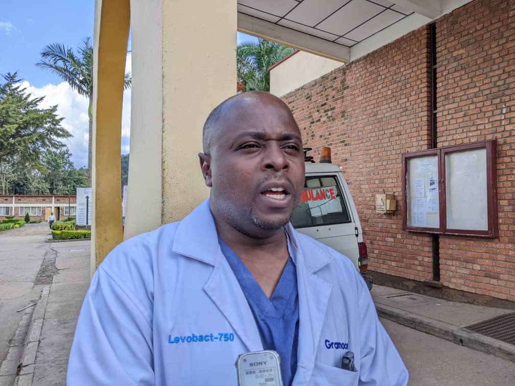 Dr Aimé Dieudonné Hirwa avuga ko bakomeje gukurikiranira hafi ubuzima bw'umurwayi umwe mu bari boherejwe muri ibi bitaro biturutse ku mbogo zabakomerekeje