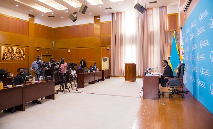 Minisitiri Biruta asubiza ibibazo by'abanyamakuru