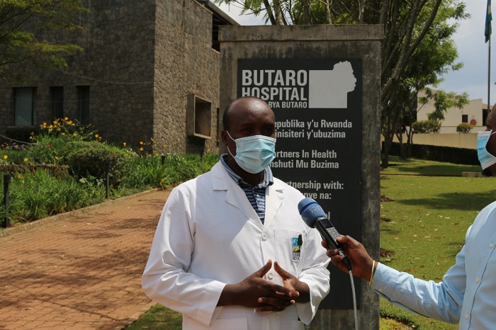 Dr Sebahungu Fidèle, inzobere mu ndwara zo mu mubiri (Internist) mu bitaro bya Butaro