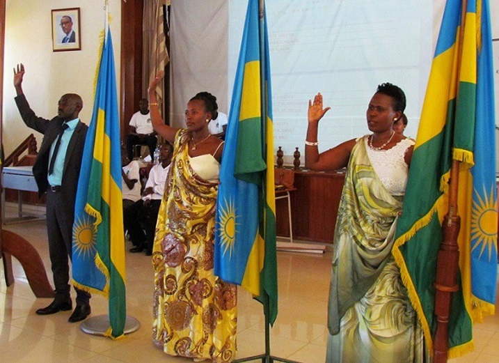 Dr Jeanne Nyirahabimana (iburyo) yatorewe kuyobora Akarere ka Kicukiro. Ari kume n'abamwungirije bombi.