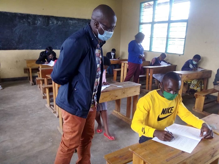 Dr. Ndayambaje Irené (uhagaze wambaye ikote ry'ubururu), agenzura uko ikizamini gikorwa