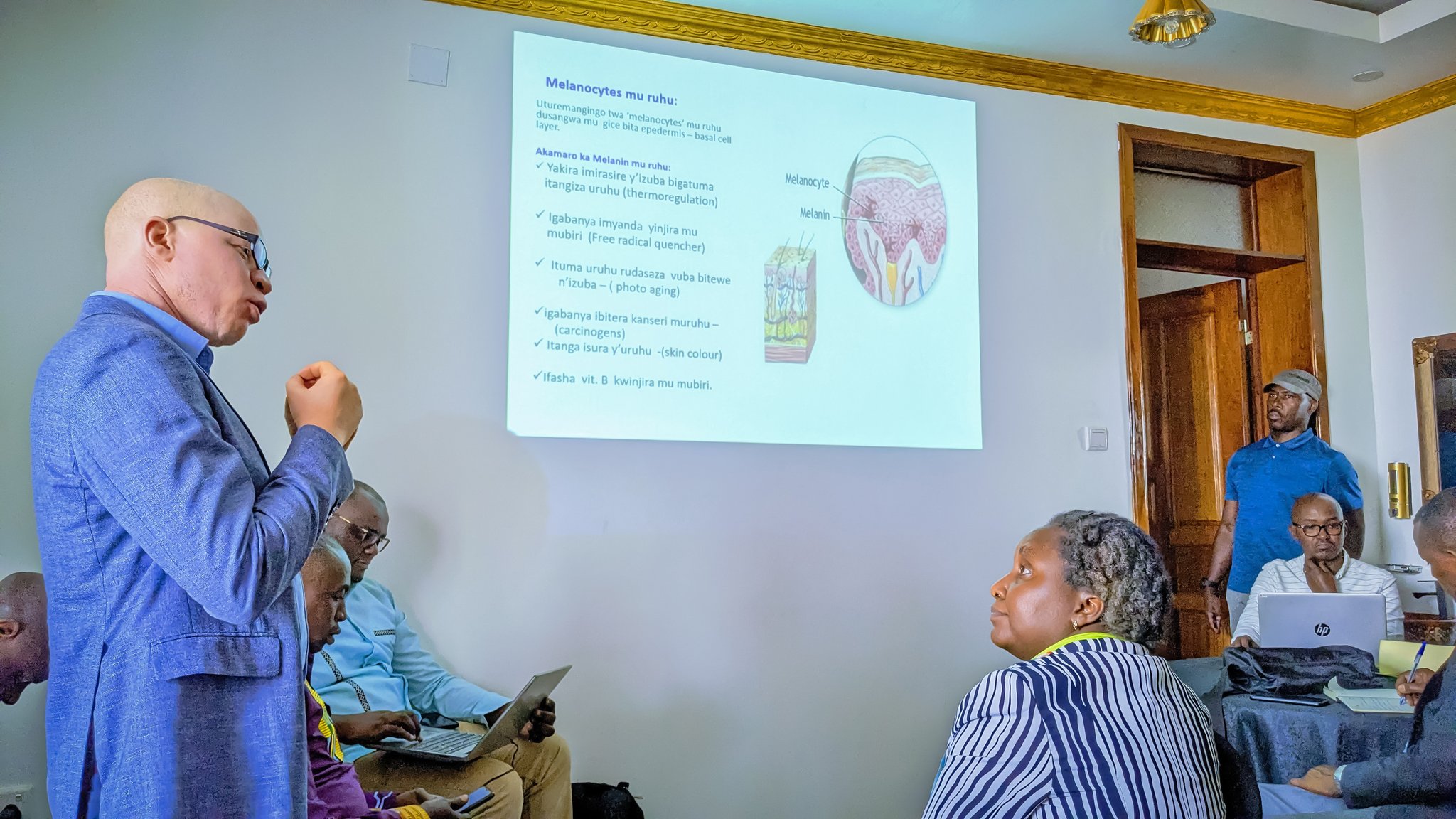 Dr. Nicodeme Hakizimana aganiriza abanyamakuru barengera ibidukikije ku bujyanye no kurengera abafite ubumuga bw