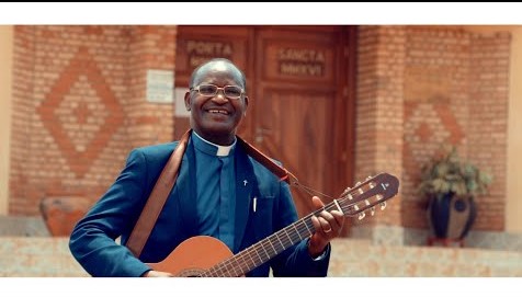 Padiri Nyombayire ni n'umuhanga mu gucuranga gitari