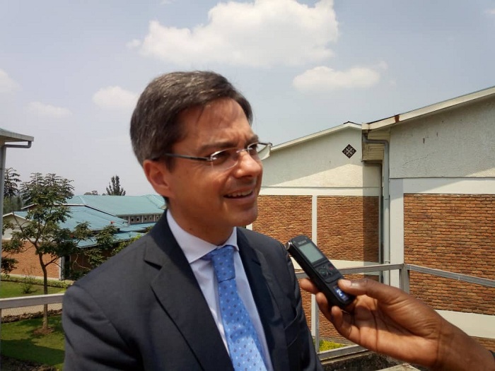 Dr Roberto Valentino