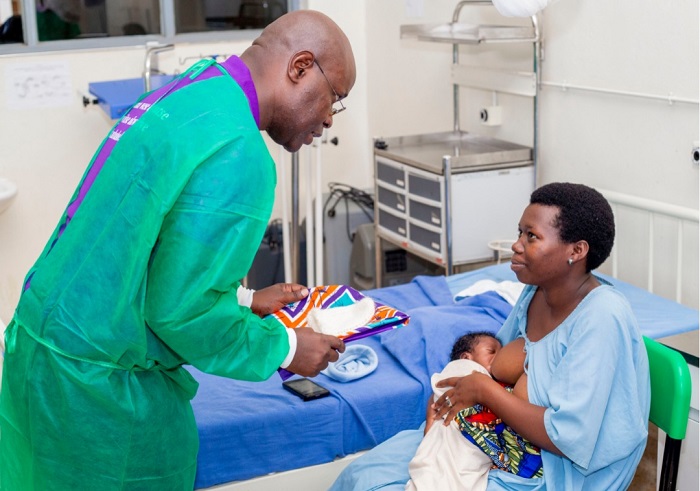 Dr. Turate yasuye ababyeyi babyaye abana badashyitse mu bitaro bya Kirehe