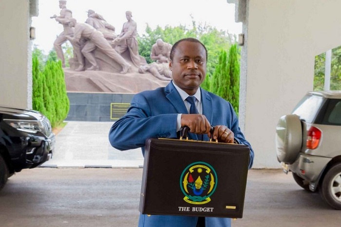 Minisitiri Dr Uzziel Ndagijimana