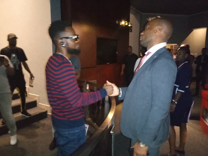 Drogba na Patoranking bombi basuye urwibutso mu bihe bitandukanye ariko baje kuhahurira umwe asohoka undi yinjira