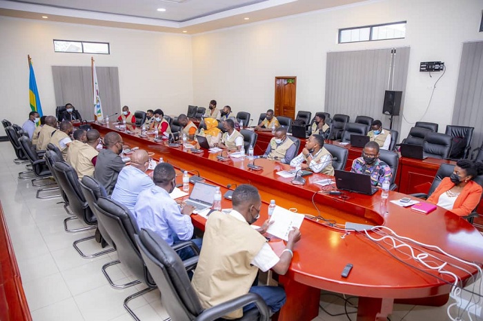 Dr Uwituze aganira n'abanyamakuru