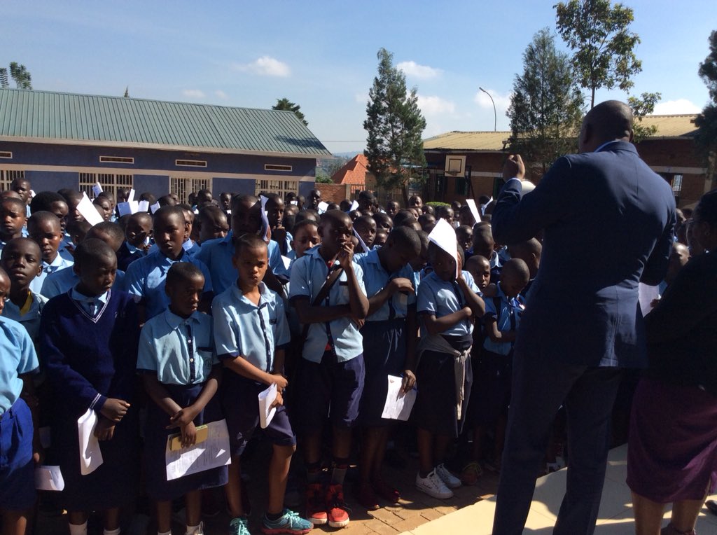 Abanyeshuri bamwizeje ko bize neza bakaba bizeye intsinzi