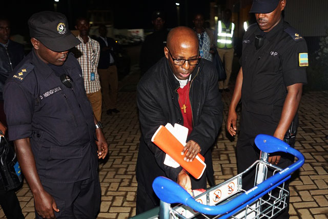 Bamuhaga imizigo yaje yitwaje