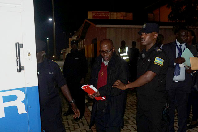 Ajyanwa mu modoka ya RIB 