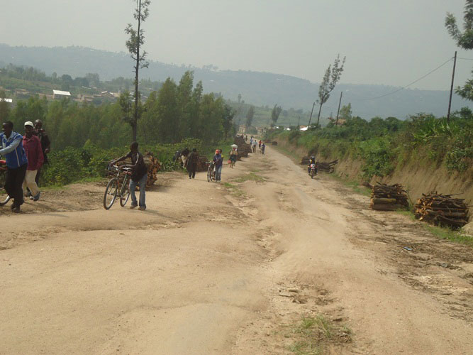 Imihanda mu karere ka Ruhango ngo ni mito kuburyo kuyibisikanamo bigorana.