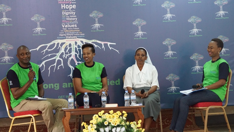 Abatanze ibiganiro bigamije gufasha uru rubyiruko kwiyubaka , kudadira no kwihesha agaciro