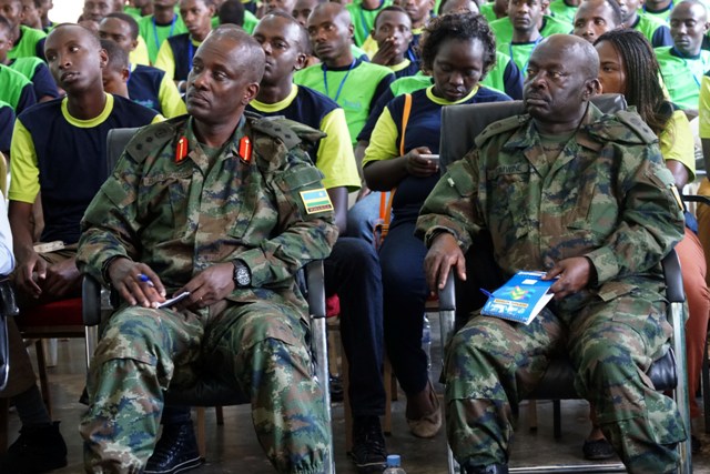 Abakuru b'Ingabo baje kwifatanya n'uru rubyiruko 