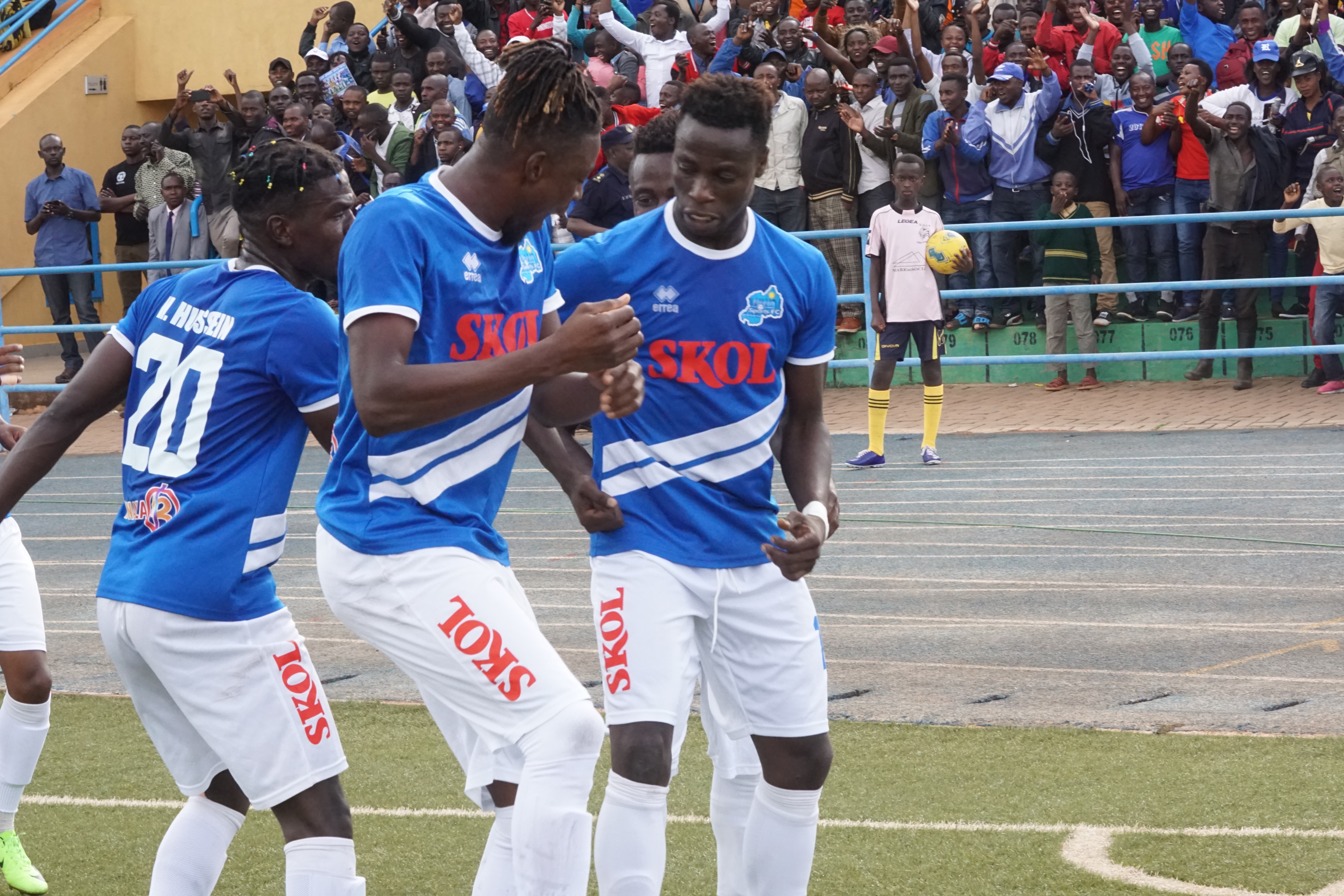 Abakinnyi ba Rayon Sports bishimira igitego cya kabiri cya Michael Sarpong