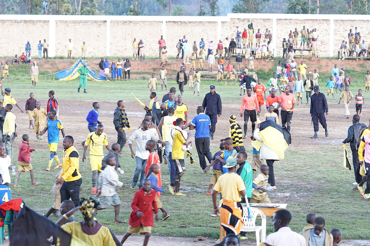 Nyuma y'umukino abafana ba Mukura bahise birukira mu kibuga