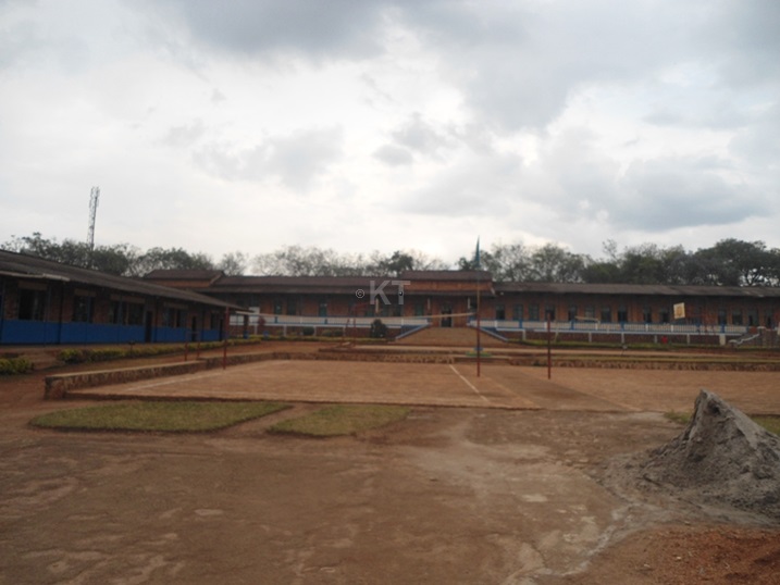 Aya mashuri amaze igihe kirekire asakajwe amabati ya Fibro-ciment.