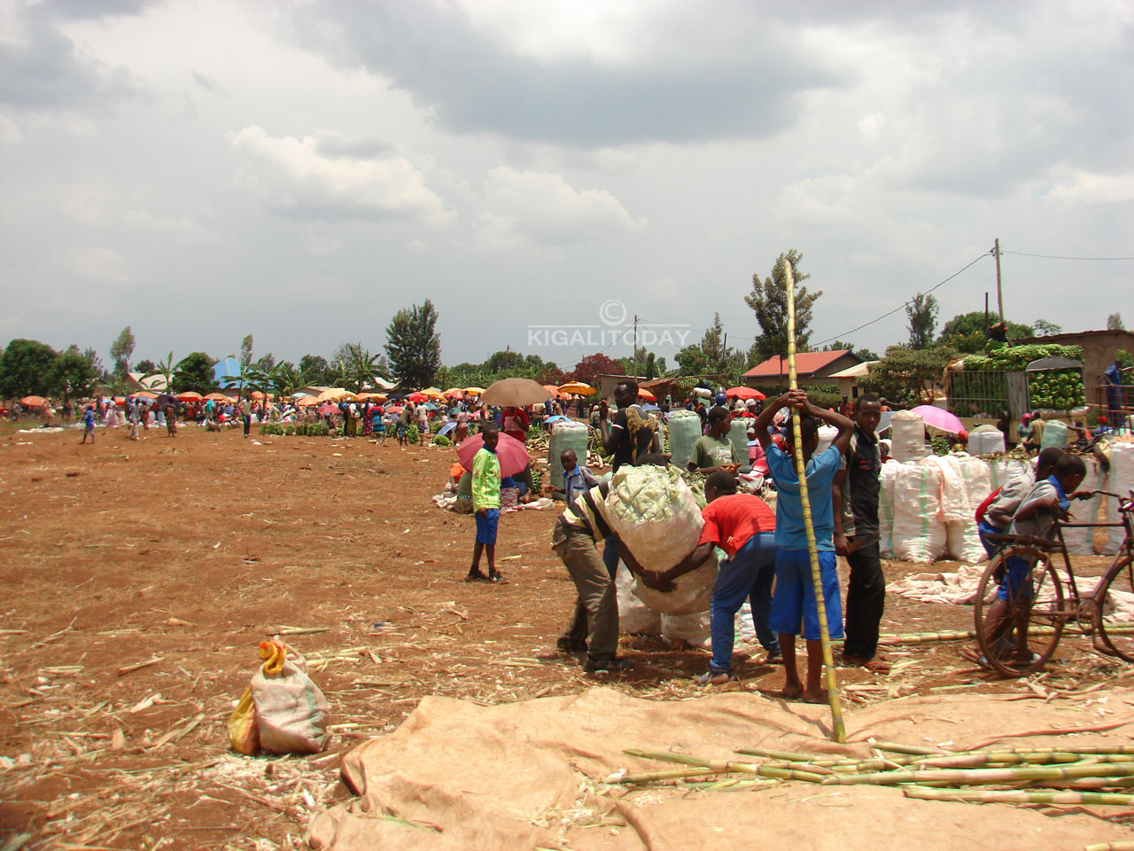Iyo imvurai iguye babura aho bugama ugasanga bagiye kugama mu ngo z'abaturiye iri soko.