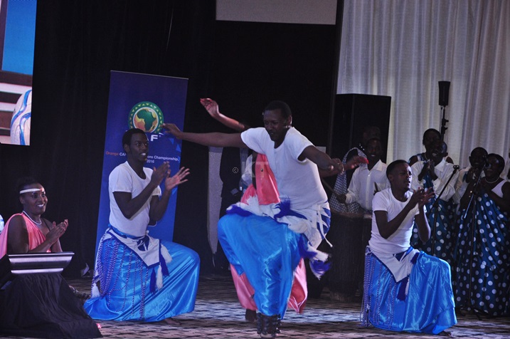 Ibirori byatangijwe n'imbyino za Kinyarwanda.