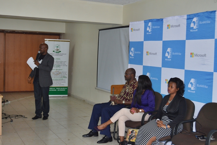 Mbarushimana asobanurira abanyeshuri imikoranire ya AIESEC na UTB.