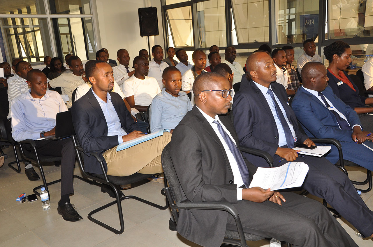 Abakozi ba banki zitandukanye baganira n'itangazamakuru