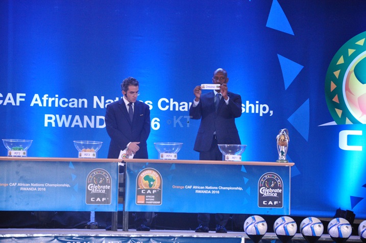 Perezida wa FERWAFA Vincent de Gaulle ari kwerekana imwe mu kipe zatomboranye.