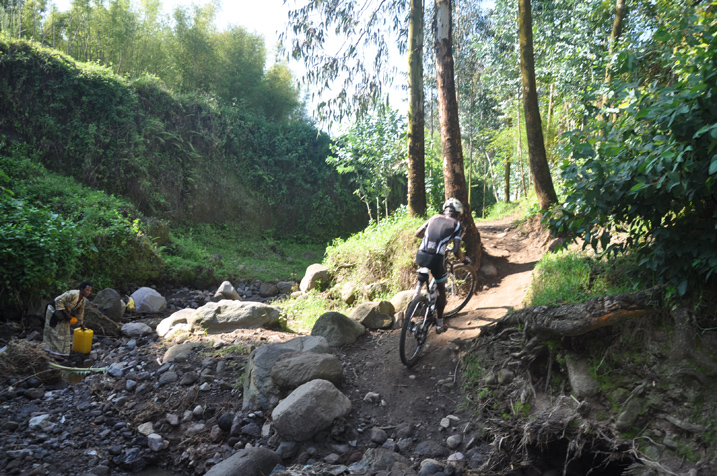 Bitoza kuzamuka imisozi y'amabuye mu karere ka Musanze