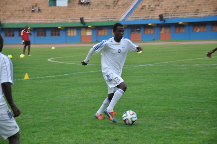 Rusheshangoga Michel agerageza kuzamukana umupira