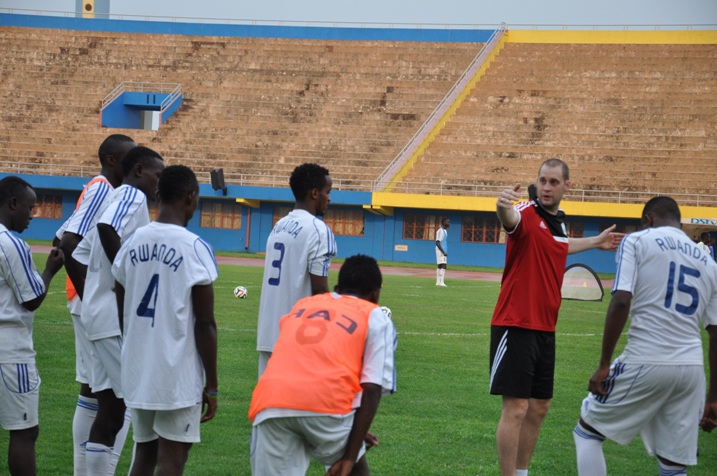 Umutoza Lee Johnson yacishagamo agatanga amabwiriza