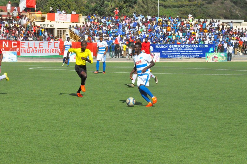 Manishimwe Djabel ashaka aho anyuza umupira ...