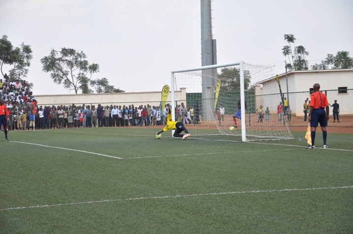 Abanyezamu barwana nazo