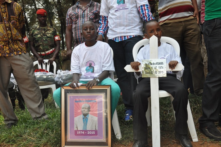 Haruna (ibumoso) na Cedric (iburyo) babaye imfubyi bakiri bato