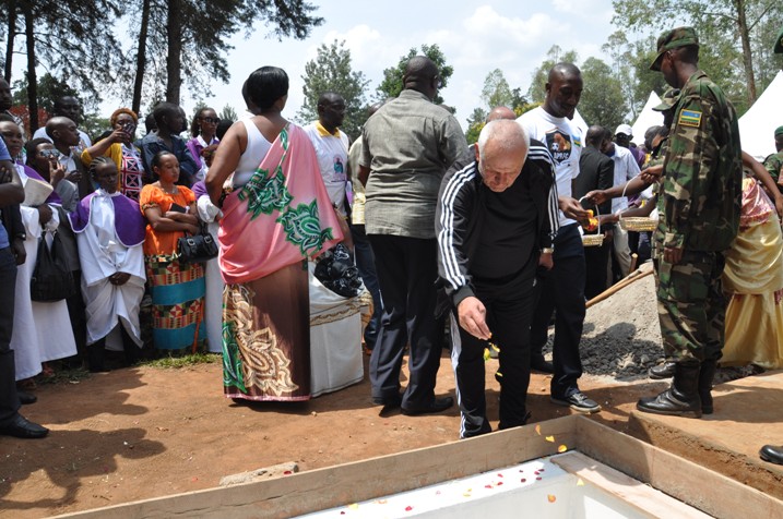 Benshi bifuza kugera kugera ikirenge mu cye