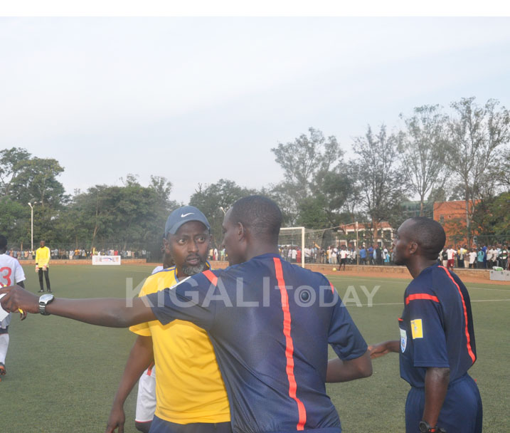 Rimwe na rimwe hari igihe batumvikana n'abatoza ku byemezo bifatwa mu kibuga