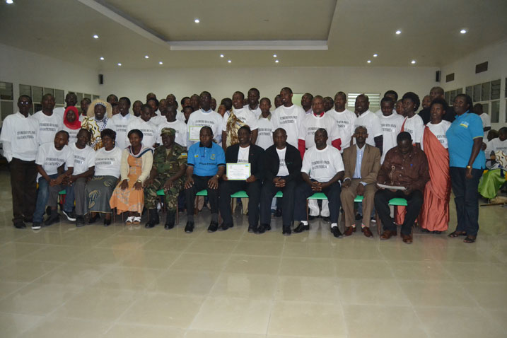 Abayobozi batandukanye bafashe ifoto y'urwibutso n'abatoza b'Intore mu ishuri INES Ruhengeri.