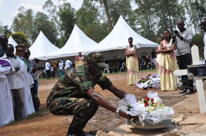 Afande Ibingira shyira indabyo ku mva ya Nyakwigendera