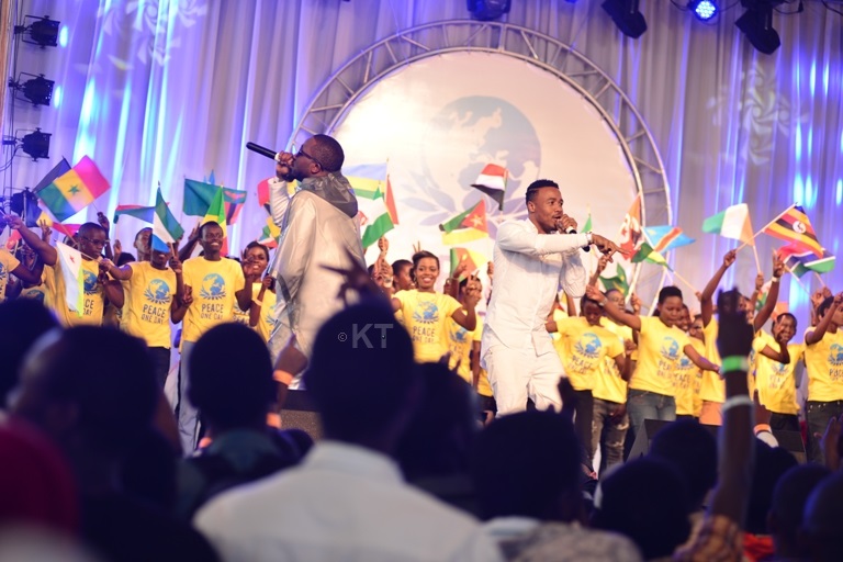 Ali Kiba na Ice Prince basusurukije abantu biratinda.