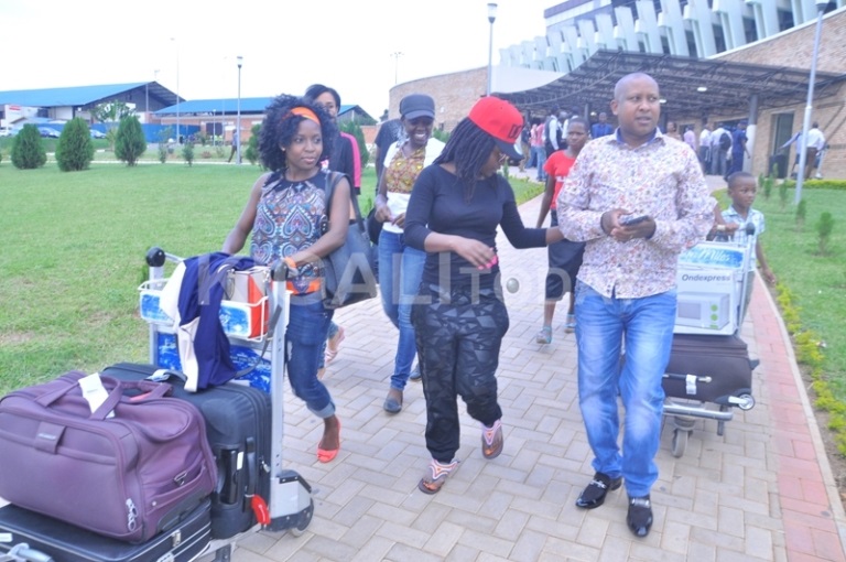 Yagendaga aganiriza anasetsa abari baje kumwakira