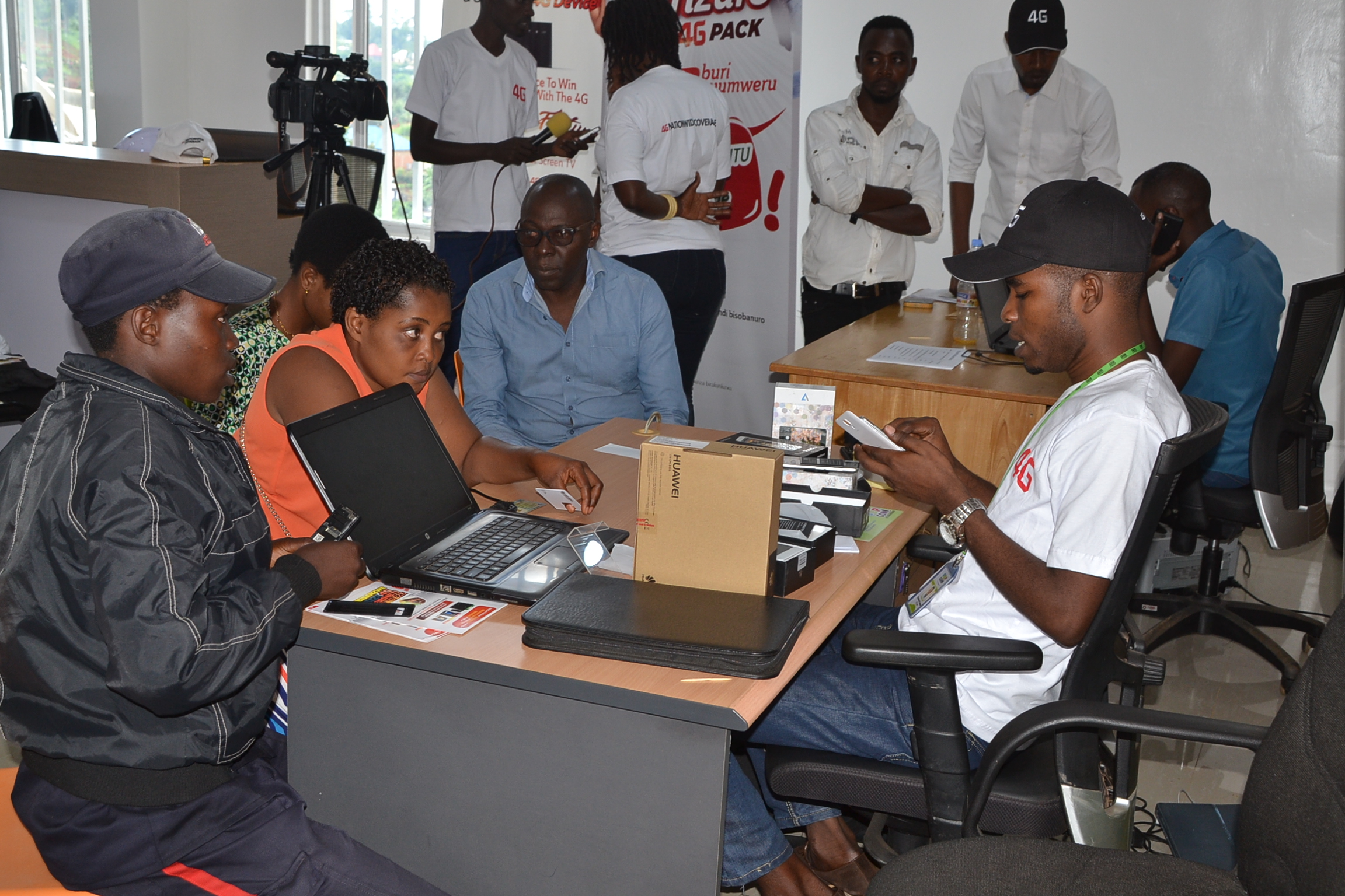 Abantu benshi barimo urubyiruko bahise batangira kugana ahatangirwa internet ya 4G