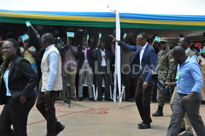 Perezida Kagame yakirirwanye ibyishimo n'abacururiza mu isoko ryo mu Gakiriro.